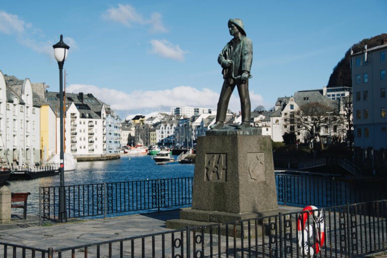 Statue des Fischerjungen, Ålesund.