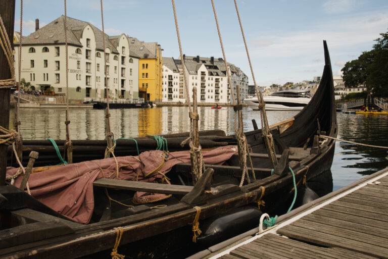Ein Wikingerboot im Hafen von Ålesund.