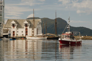 Ein malerischer Blick auf den Hafen von Ålesund.