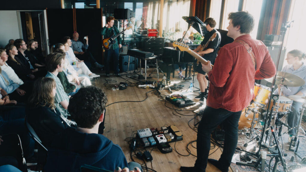 Eine Band spielt im Ocean Sound Giske.